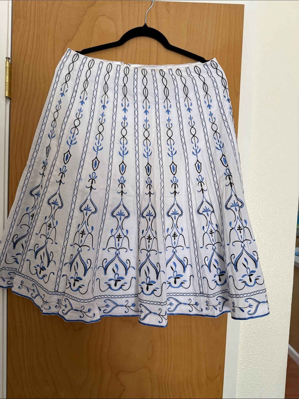 Tahari White Skirt with Blue Embroidered Motif